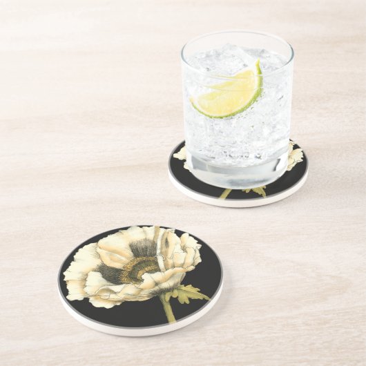 Cream Poppy Blume im schwarzen Hintergrund Getränkeuntersetzer (Seite)