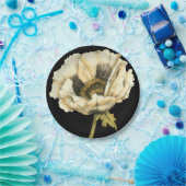 Cream Poppy Blume im schwarzen Hintergrund Pappteller (Party)