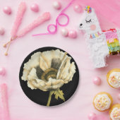 Cream Poppy Blume im schwarzen Hintergrund Pappteller (Party)