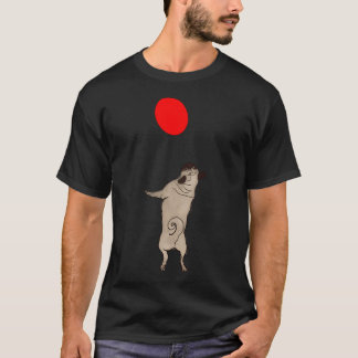 Cream Pug springt hoch um einen roten Ballon zu fa T-Shirt