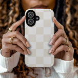 Cream Retro Karo iPhone 16 Hülle<br><div class="desc">Die schicke Boho-Schachbrettablage in Creme und Weiß-Farben. Verwenden Sie die Entwurfswerkzeuge, um eigene Monogramme, Namen oder andere Texte hinzuzufügen oder die Hintergrundfarbe zu ändern, um eine einzigartige Geräteabdeckung zu erstellen.</div>