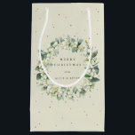 Cream Snowberry Eukalyptus Christmas/Holiday Kleine Geschenktüte<br><div class="desc">Elegante,  cremefarbene Weihnachts-/Feiertagsgeschenktüte mit persönlicher Nachricht und Namen. Mit einem Kranz aus handgemalten Snowberries und Eukalyptus. Der gesamte Text ist vollständig editierbar,  sodass Sie den Schriftart leicht ändern können. Verschiedene Taschen in verschiedenen Größen und Koordinatensets in meinem Geschäft verfügbar.</div>