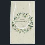 Cream Snowberry Eukalyptus Christmas/Holiday Kleine Geschenktüte<br><div class="desc">Elegante,  cremefarbene Weihnachts-/Feiertagsgeschenktüte mit persönlicher Nachricht und Namen. Mit einem Kranz aus handgemalten Snowberries und Eukalyptus. Der gesamte Text ist vollständig editierbar,  sodass Sie den Schriftart leicht ändern können. Verschiedene Taschen in verschiedenen Größen und Koordinatensets in meinem Geschäft verfügbar.</div>