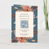Cream Terracotta Floral QR Code Dusty Blue Wedding Einladung (Rückseite)