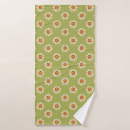 Cream und Orange Daisis auf Avocado Green Pattern Badehandtuch