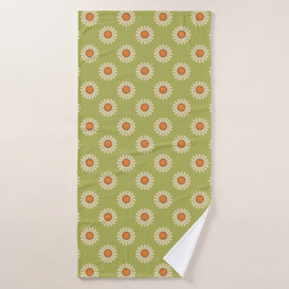 Cream und Orange Daisis auf Avocado Green Pattern Badehandtuch