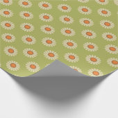 Cream und Orange Daisis auf Avocado Green Pattern Geschenkpapier (Ecke)