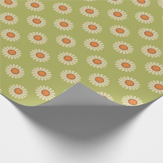 Cream und Orange Daisis auf Avocado Green Pattern Geschenkpapier (Ecke)