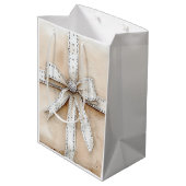 Cream White Silver Glitzy Glam Bow Weihnachten Mittlere Geschenktüte (Rückseite Schrägansicht)