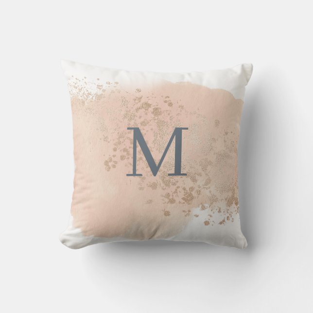 Creamy Blush Pink Blau und Gold Monogram Kissen (Vorderseite)
