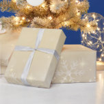 Creamy Golden Christmas Schneeflocken Geschenkpapier<br><div class="desc">Ein prächtiges,  cremiges,  goldfarbenes Packpapier mit einem leichten Bild von Schneeflocken.</div>