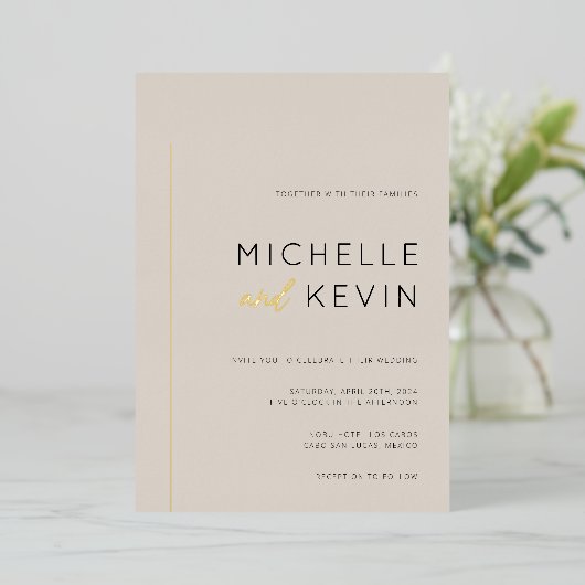 Creamy Neutrals Gold Detail Hochzeit Folieneinladung (Stehend vorne)