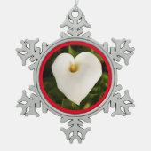 Creamy White Calla Lily mit Red Schneeflocken Zinn-Ornament (Vorderseite)