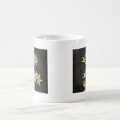 Creamy White Lilies auf schwarzem Hintergrund Kaffeetasse (Mittel)