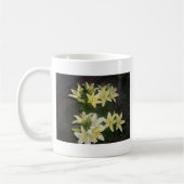Creamy White Lilies auf schwarzem Hintergrund Kaffeetasse (Links)