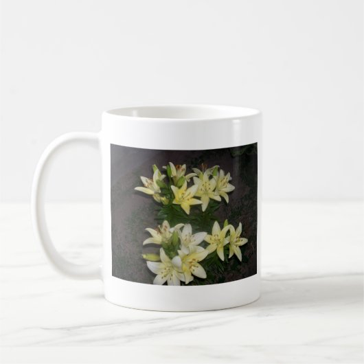 Creamy White Lilies auf schwarzem Hintergrund Kaffeetasse (Links)