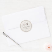 Creamy White Minimal and Chic | Wedding Initial Runder Aufkleber (Umschlag)