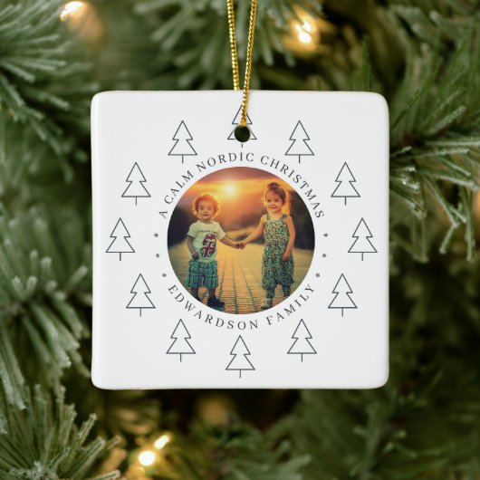 Create your own nordic family photo christmas keramikornament (Baum)