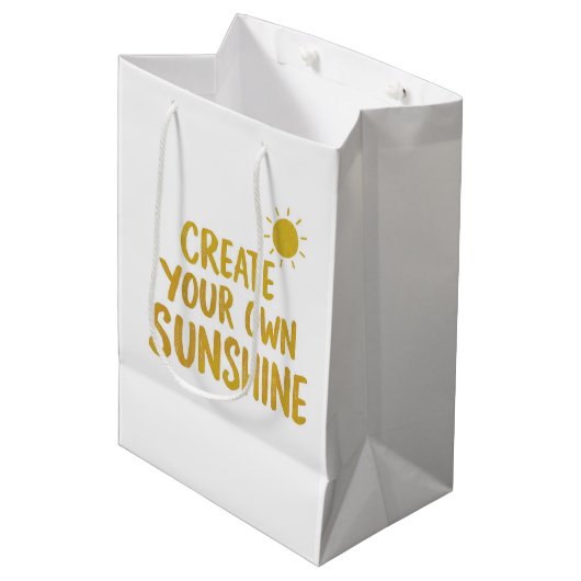 Create your own sunshine quote on mittlere geschenktüte (Vorderseite Schrägansicht)