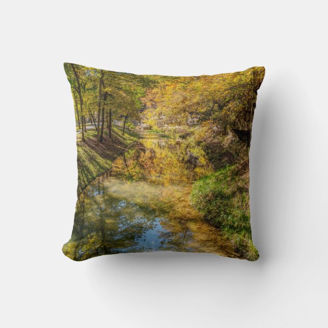 Creek Autumn Reflections Vertikal Kissen (Vorderseite)