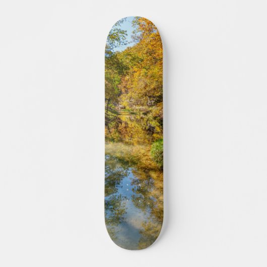 Creek Autumn Reflections Vertikal Skateboard (Vorne)