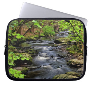Creek fließt durch Wald Laptopschutzhülle