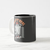Creep It Real Retro Halloween Skate Ghost Zweifarbige Tasse (Vorderseite Links)