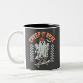 Creep It Real Retro Halloween Skate Ghost Zweifarbige Tasse (Links)