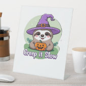 Creep It Slow � Cute Halloween Sloth Shirt with Pu Sockelschild (In Situ)