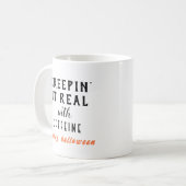Creepin' Es ist ein echtes weißes Halloween-Tasse Kaffeetasse (Vorderseite Links)