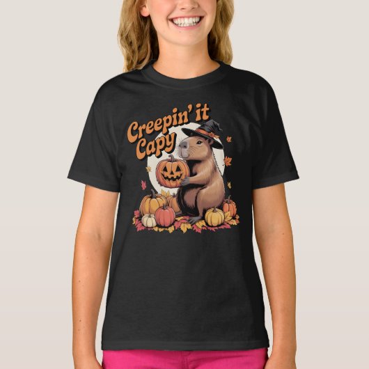 Creepin" It Capybara Halloween in Hexenhut T-Shirt (Vorderseite)