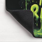 "Creepin it Real" humorvolle Slime Typografie Mousepad (Ecke)