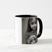 Creepisches Kind mit Puppenkind Halloween Eerie Tasse (VorderseiteRechts)