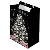 Creepmas Spooky Skulls Gothic Mittlere Geschenktüte (Vorderseite Schrägansicht)