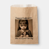 Creepy Child Holding Doll Halloween-Party Geschenktütchen (Vorderseite)
