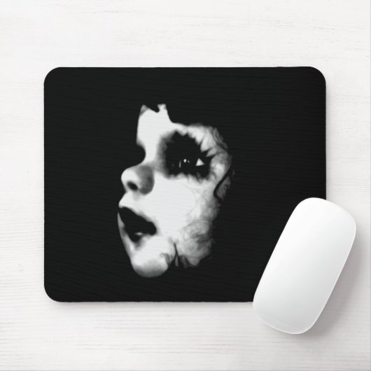 Creepy Doll Face Mousepad (Mit Mouse)