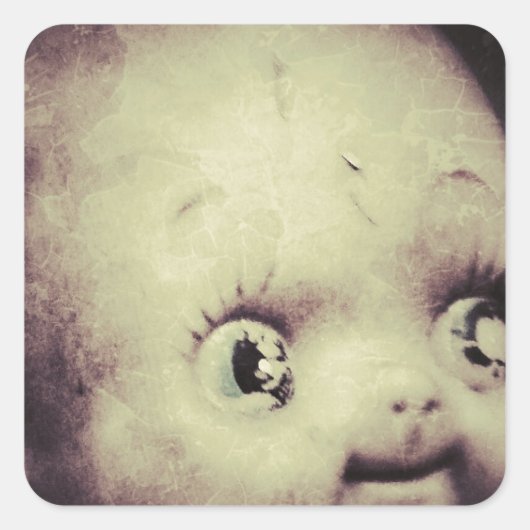 Creepy Doll Quadratischer Aufkleber (Vorderseite)