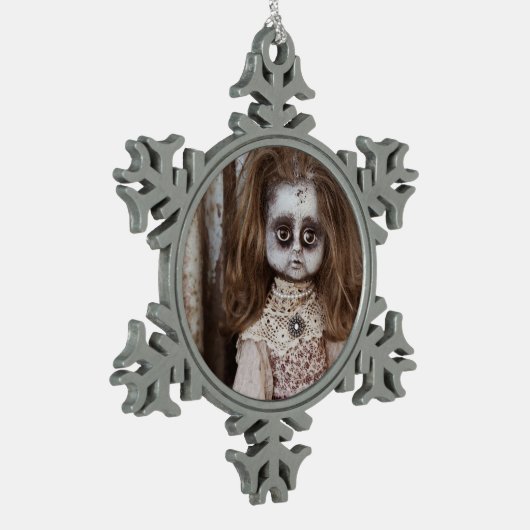 Creepy gotische Porzellan-Puppe viktorianisches Schneeflocken Zinn-Ornament (Links)