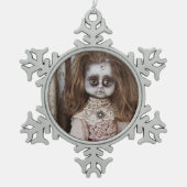 Creepy gotische Porzellan-Puppe viktorianisches Schneeflocken Zinn-Ornament (Vorderseite)