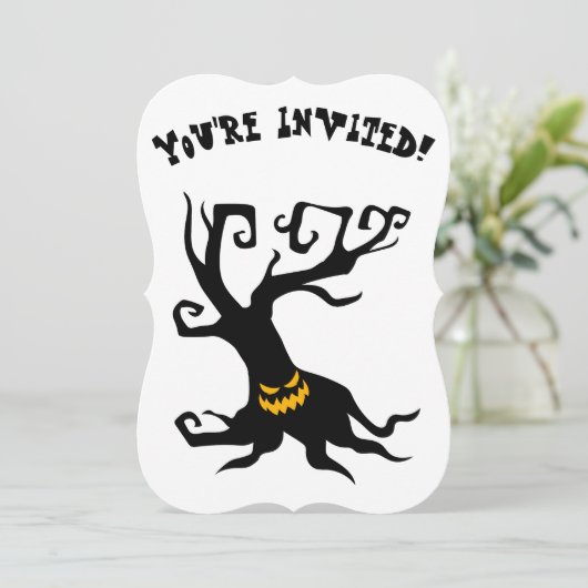 Creepy Grinning Tree Party Einladung (Stehend Vorderseite)
