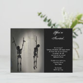 Creepy Hangskelette auf einem Wall-Halloween-Party Einladung (Stehend Vorderseite)