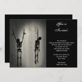 Creepy Hangskelette auf einem Wall-Halloween-Party Einladung (Vorne/Hinten)