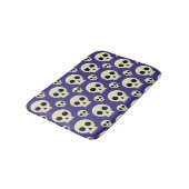 Creepy Niedlich Kawaii Goth Skull Pattern Badematte (Schrägansicht)