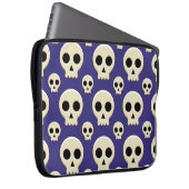 Creepy Niedlich Kawaii Goth Skull Pattern Laptopschutzhülle (Vorne Rechts)