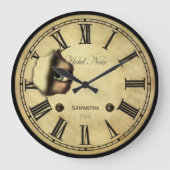 Creepy Paris-Hotel personalisiert Große Wanduhr (Vorderseite)