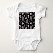 Creepy Skulls: Halloween-Wasserfarbenmuster Baby Strampler (Vorderseite)