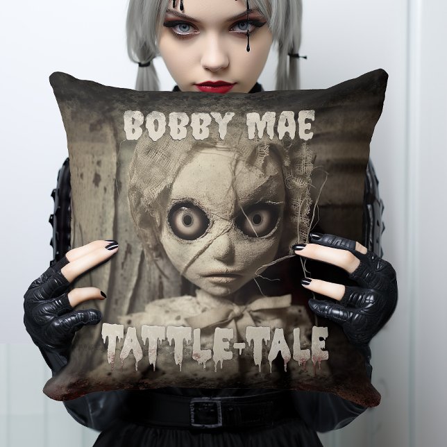 Creepy Spuk Doll - Horror Movie Kissen (Get ready to get creeped-out with this taunting evil doll pillow, ideal for a creepy bedroom corner.)