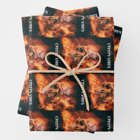 Creepy Vibes. Flaming skull in space Geschenkpapier Set (Beispiel)