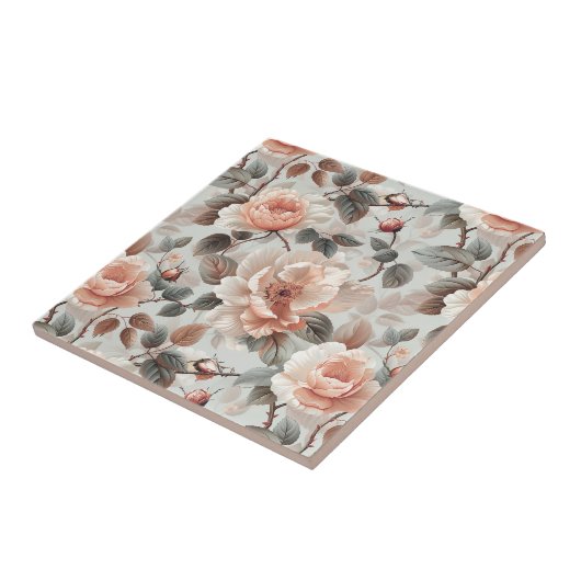 Creme-Blume mit grauen Blätter auf einem hellgraue Fliese (Seite)