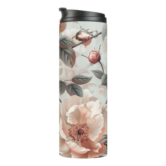 Creme-Blume mit grauen Blätter auf einem hellgraue Thermosbecher (Nach rechts gedreht)